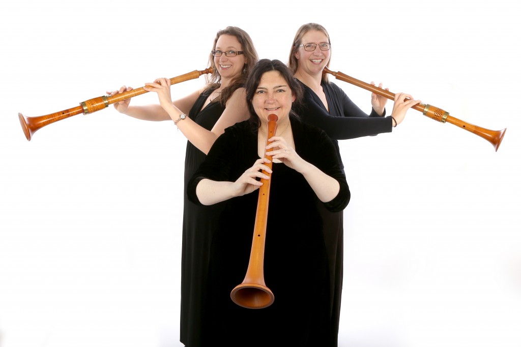 Blondel playing shawms